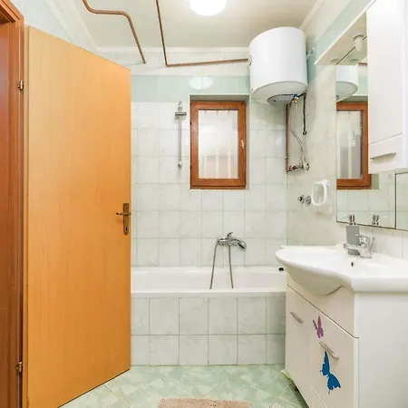 Lora 2 Apartment