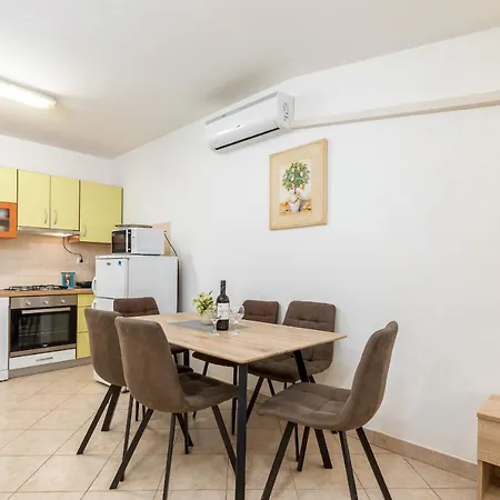 Lora 2 Apartment *