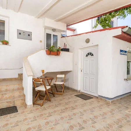 Apartment Lora 2