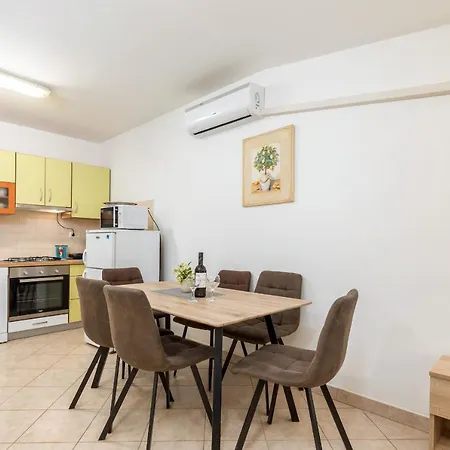 Lora 2 Apartman *